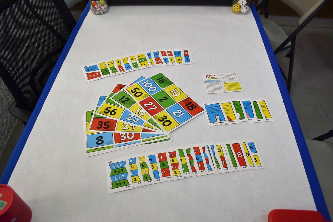 Tablero y cartas de la Lotería MatheComics de multiplicaciones, parte del Mathe-Pack.