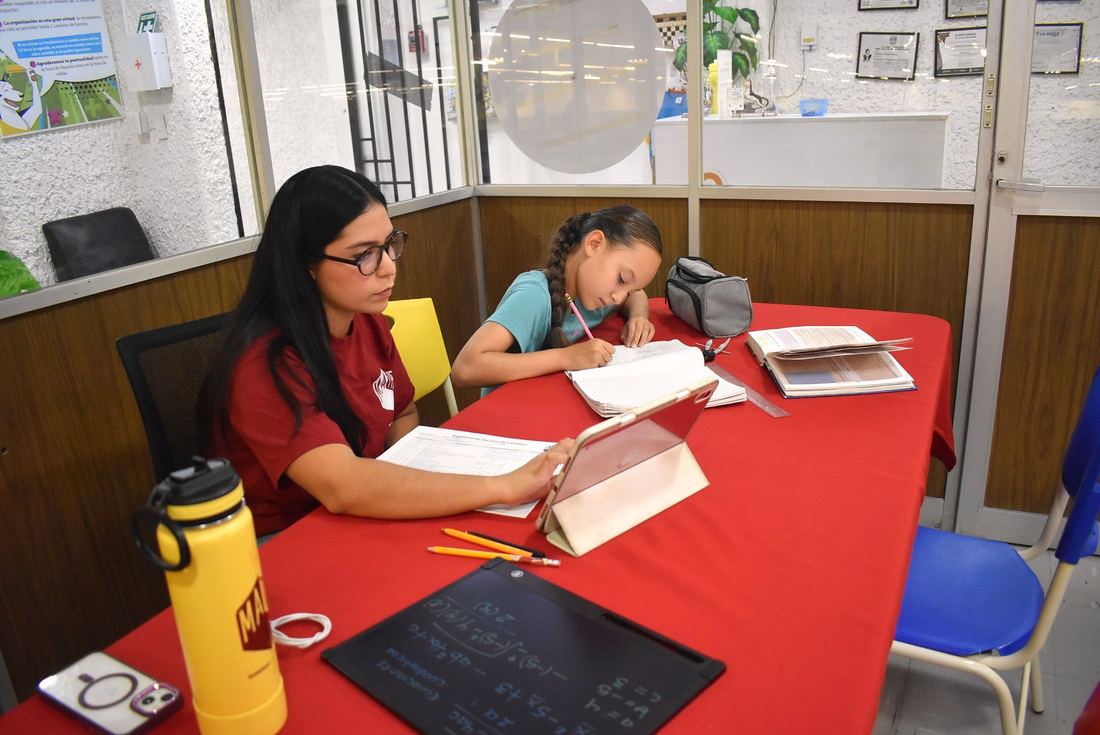 Sesión de acompañamiento uno a uno de Smart Track, tutora revisando ejercicios con la alumna.